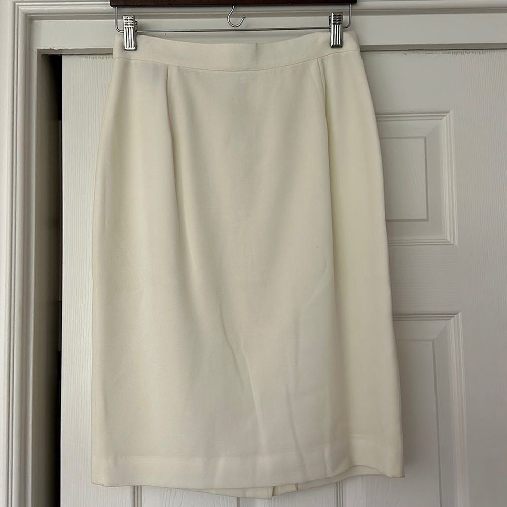 Pale yellow knee skirt